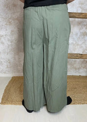 Huoleton haaremihousu leveillä lahkeilla, koristevyötäröllä ja taskuilla – kevyt valinta arkeen, Marta du Chateau.