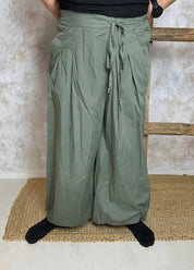 Huoleton haaremihousu leveillä lahkeilla, koristevyötäröllä ja taskuilla – kevyt valinta arkeen, Marta du Chateau.