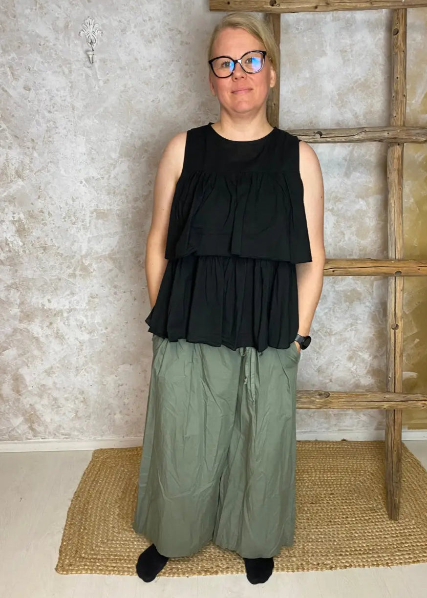 Huoleton haaremihousu leveillä lahkeilla, koristevyötäröllä ja taskuilla – kevyt valinta arkeen, Marta du Chateau.