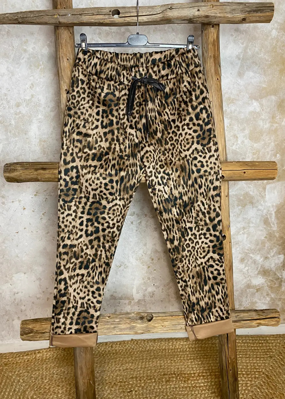 Naisten joustavat stretch-housut, korkea vyötärö, kuvioitu kangas, kapeneva lahje ja taskut – mukavat ja tyylikkäät.