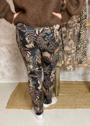 Naisten joustavat stretch-housut, korkea vyötärö, kuvioitu kangas, kapeneva lahje ja taskut – mukavat ja tyylikkäät.