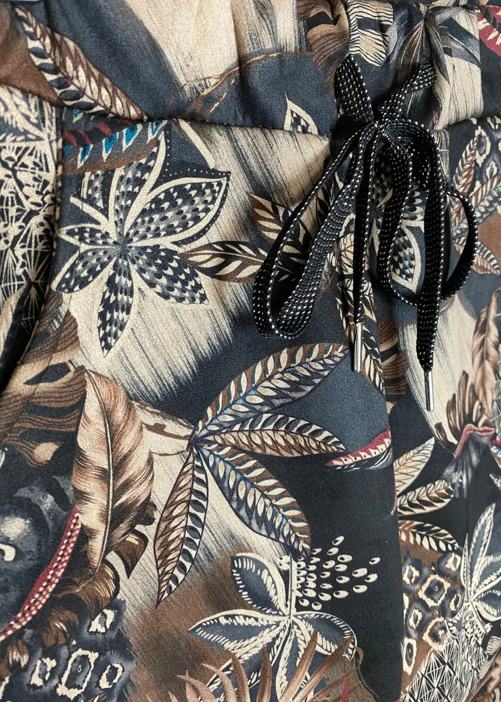 Naisten joustavat stretch-housut, korkea vyötärö, kuvioitu kangas, kapeneva lahje ja taskut – mukavat ja tyylikkäät.