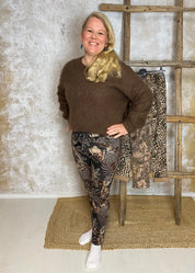 Naisten joustavat stretch-housut, korkea vyötärö, kuvioitu kangas, kapeneva lahje ja taskut – mukavat ja tyylikkäät.