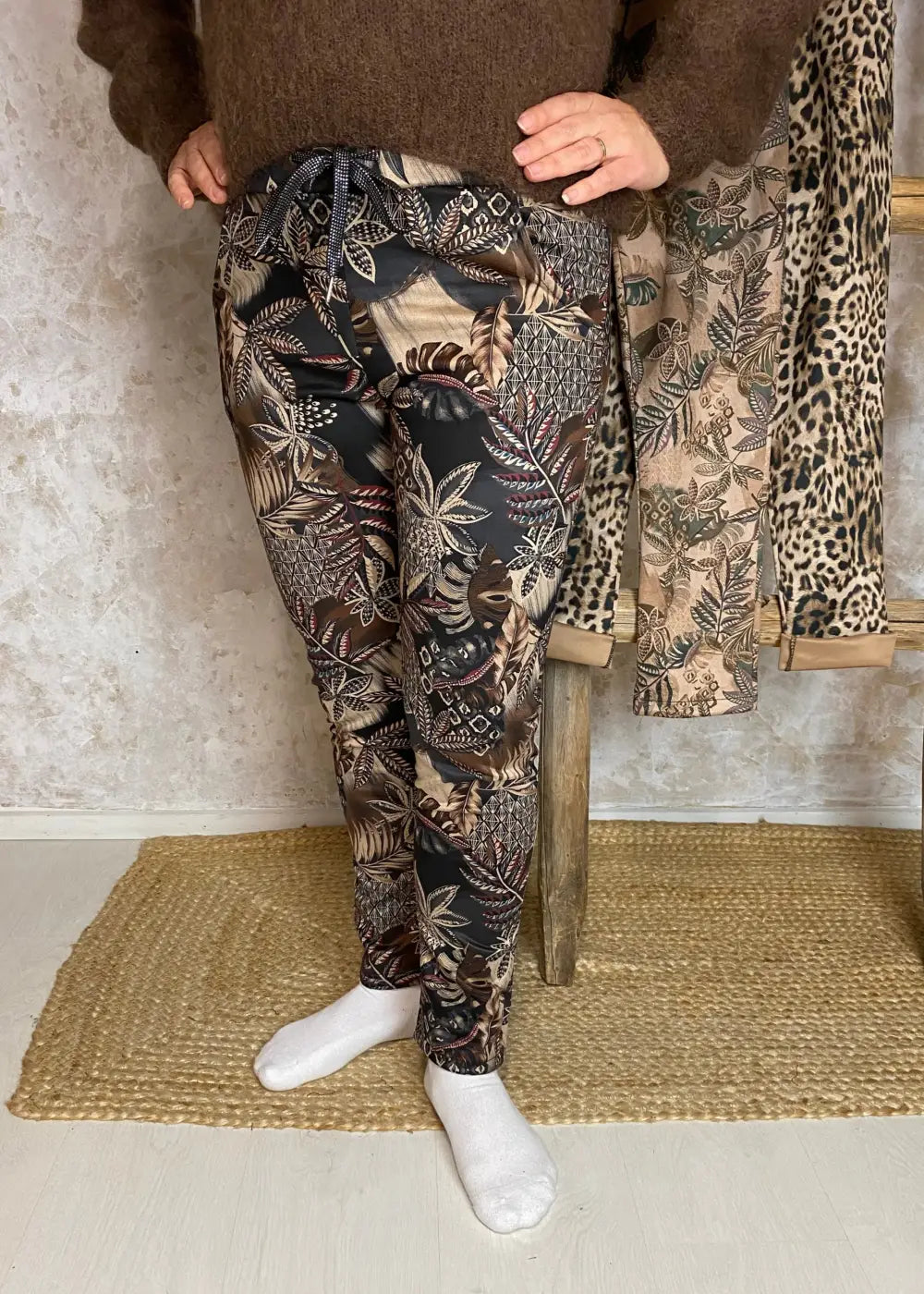 Naisten joustavat stretch-housut, korkea vyötärö, kuvioitu kangas, kapeneva lahje ja taskut – mukavat ja tyylikkäät.