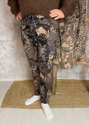 Naisten joustavat stretch-housut, korkea vyötärö, kuvioitu kangas, kapeneva lahje ja taskut – mukavat ja tyylikkäät.