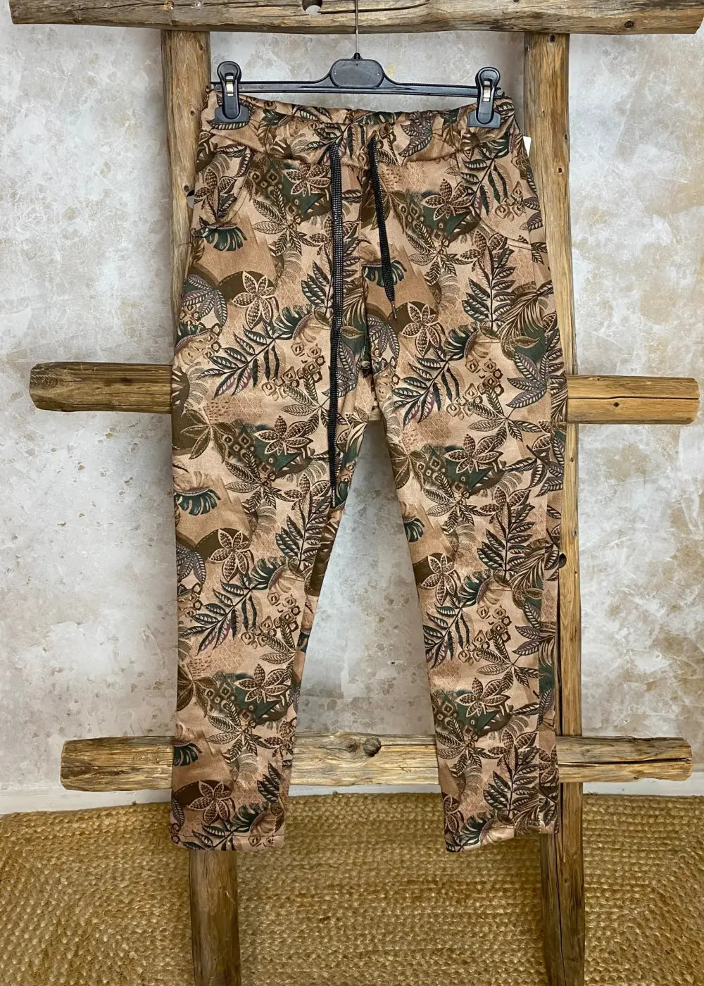 Naisten joustavat stretch-housut, korkea vyötärö, kuvioitu kangas, kapeneva lahje ja taskut – mukavat ja tyylikkäät.