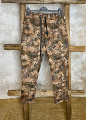 Naisten joustavat stretch-housut, korkea vyötärö, kuvioitu kangas, kapeneva lahje ja taskut – mukavat ja tyylikkäät.