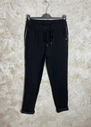 Naisten joustavat stretch-housut timanttikoristein, kuminauhavyötäröllä ja taskuilla – mukavat ja tyylikkäät arkeen.