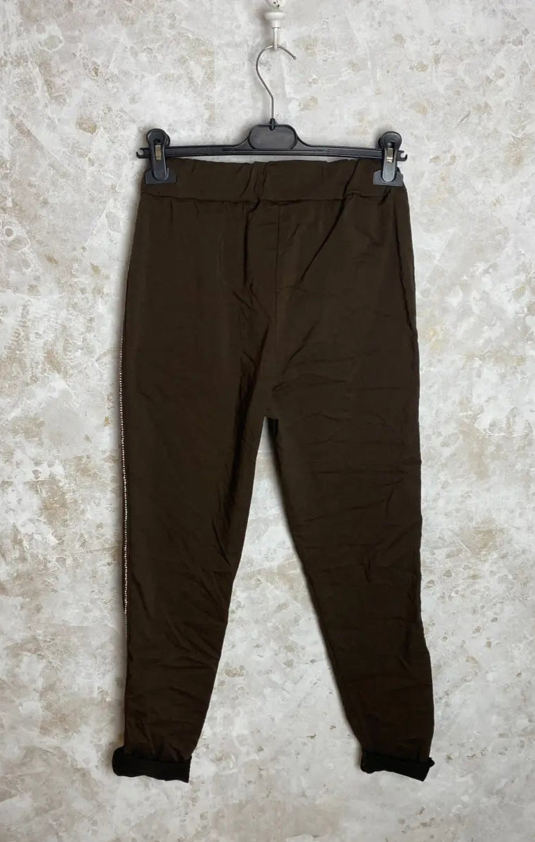 Naisten joustavat stretch-housut timanttikoristein, kuminauhavyötäröllä ja taskuilla – mukavat ja tyylikkäät arkeen.