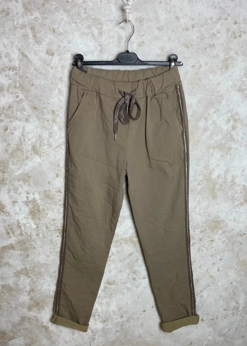 Naisten joustavat stretch-housut timanttikoristein, kuminauhavyötäröllä ja taskuilla – mukavat ja tyylikkäät arkeen.