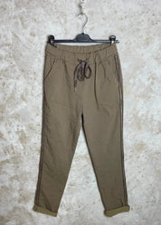 Naisten joustavat stretch-housut timanttikoristein, kuminauhavyötäröllä ja taskuilla – mukavat ja tyylikkäät arkeen.