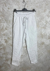 Naisten joustavat stretch-housut timanttikoristein, kuminauhavyötäröllä ja taskuilla – mukavat ja tyylikkäät arkeen.