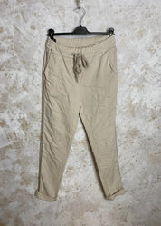 Naisten joustavat stretch-housut timanttikoristein, kuminauhavyötäröllä ja taskuilla – mukavat ja tyylikkäät arkeen.