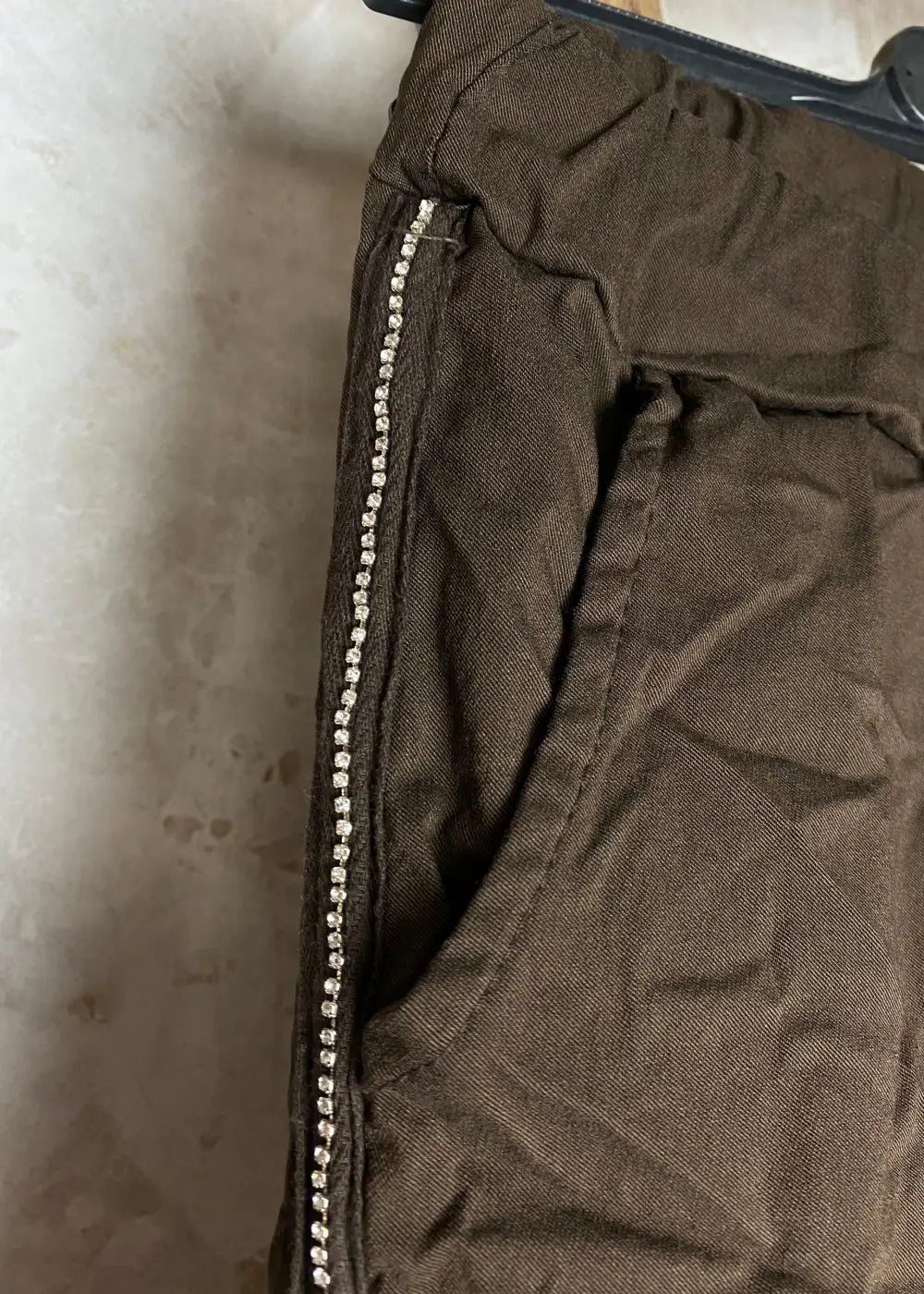 Naisten joustavat stretch-housut timanttikoristein, kuminauhavyötäröllä ja taskuilla – mukavat ja tyylikkäät arkeen.