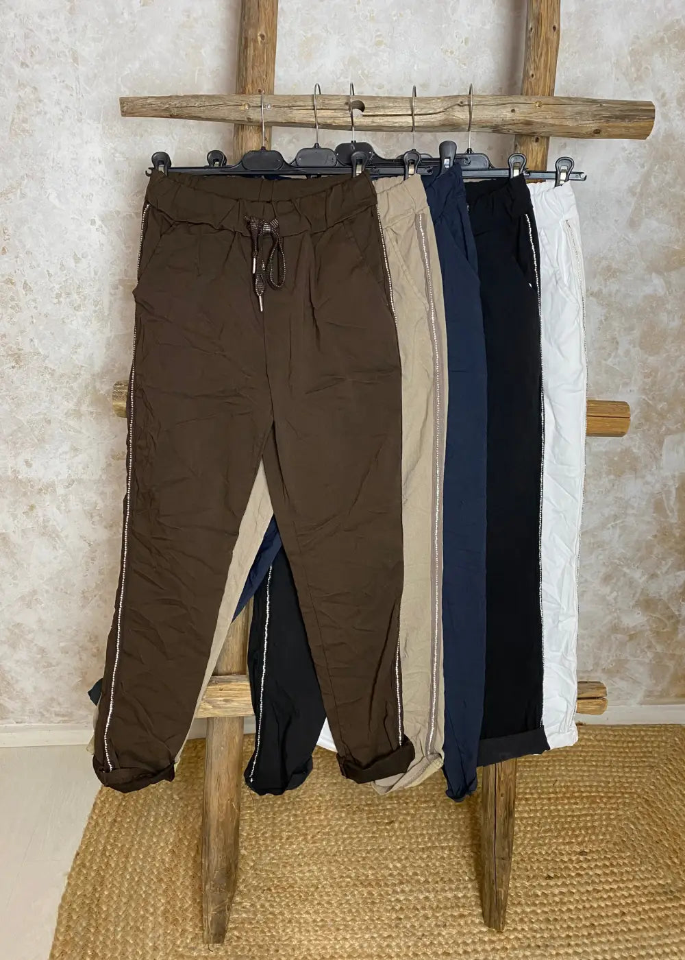 Naisten joustavat stretch-housut timanttikoristein, kuminauhavyötäröllä ja taskuilla – mukavat ja tyylikkäät arkeen.