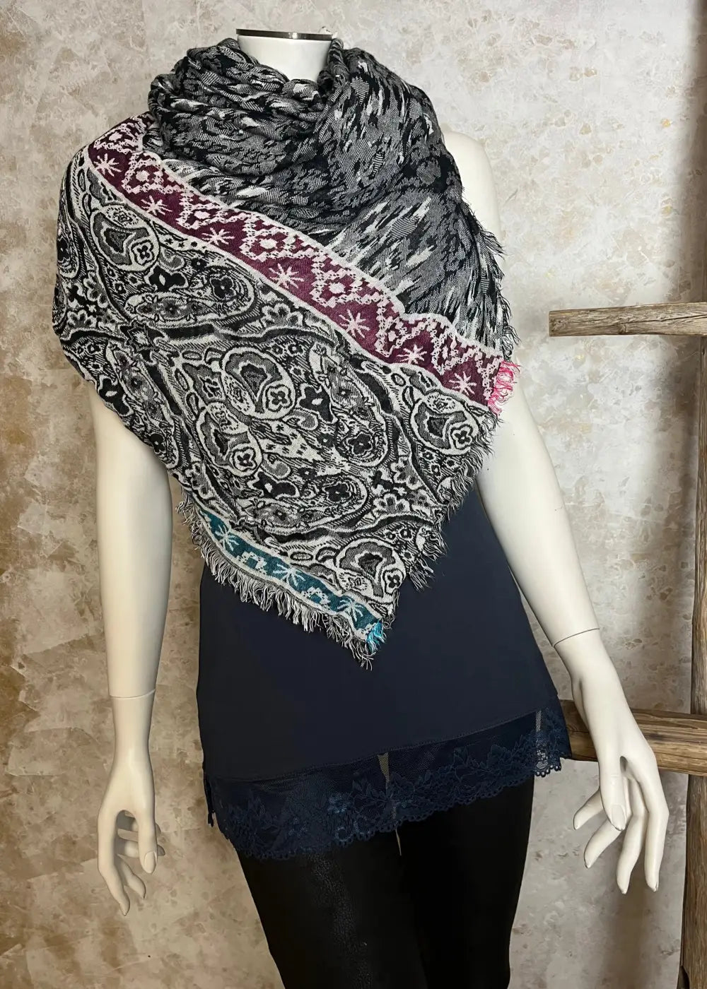 Huivi 1197 musta kuviollinen 0925