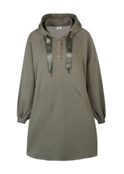 Pitkä khakinvihreä huppari pehmeästä collegekankaasta, suora malli, nepparit edessä, halkiot helmassa ja kengurutasku.