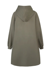 Pitkä khakinvihreä huppari pehmeästä collegekankaasta, suora malli, nepparit edessä, halkiot helmassa ja kengurutasku.