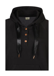 Pitkä musta huppari pehmeästä collegekankaasta, suora malli, nepparit edessä, halkiot helmassa ja kengurutasku.