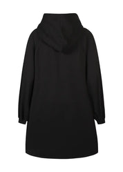 Pitkä musta huppari pehmeästä collegekankaasta, suora malli, nepparit edessä, halkiot helmassa ja kengurutasku.