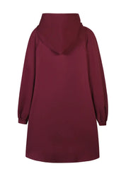 Pitkä viininpunainen huppari pehmeästä collegekankaasta, suora malli, nepparit edessä, halkiot helmassa ja kengurutasku.