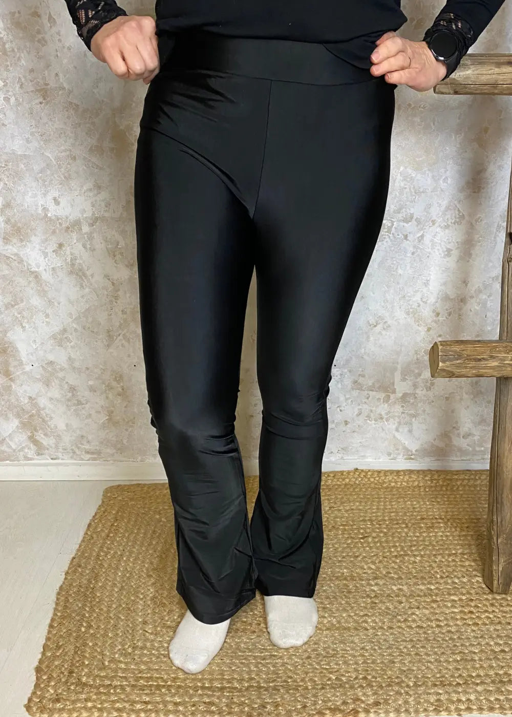 Kiiltävät leggingsit, napakka ja joustava materiaali, korkea vyötärö, leveä kuminauha ja trendikäs trumpettilahje.