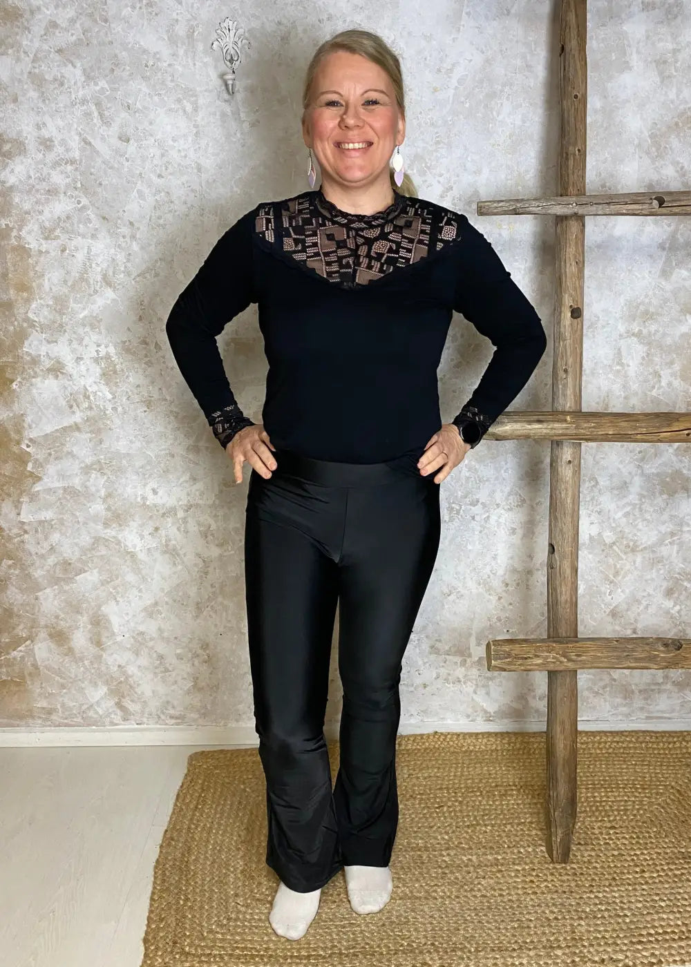 Kiiltävät leggingsit, napakka ja joustava materiaali, korkea vyötärö, leveä kuminauha ja trendikäs trumpettilahje.