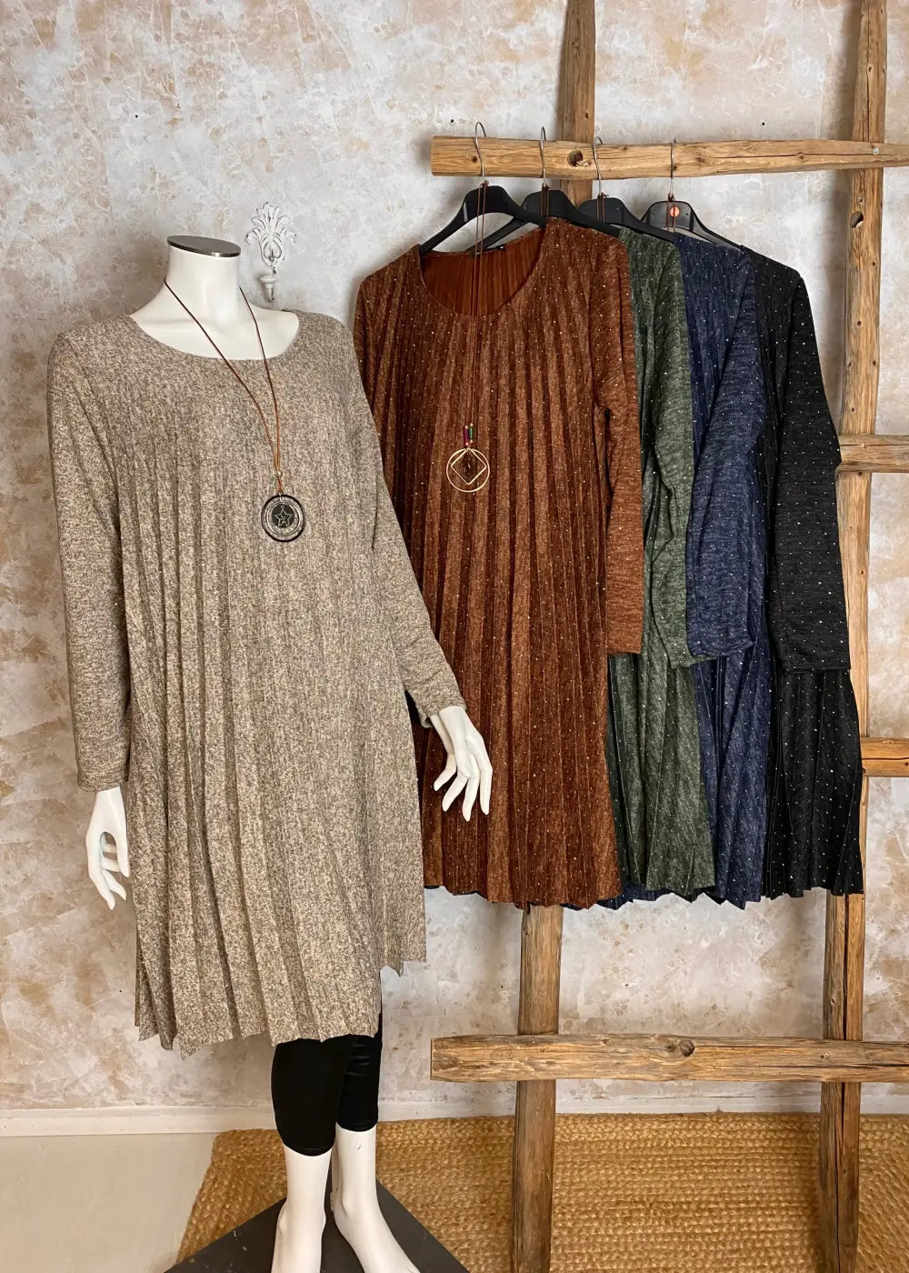 Naisten pliseerattu neulemekko, strassikoristeltu, A-linjainen, täysmittaiset hihat ja O-pääntie – tyylikäs juhla-asu korulla.