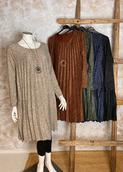 Naisten pliseerattu neulemekko, strassikoristeltu, A-linjainen, täysmittaiset hihat ja O-pääntie – tyylikäs juhla-asu korulla.