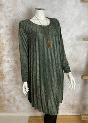 Naisten pliseerattu neulemekko, strassikoristeltu, A-linjainen, täysmittaiset hihat ja O-pääntie – tyylikäs juhla-asu korulla.