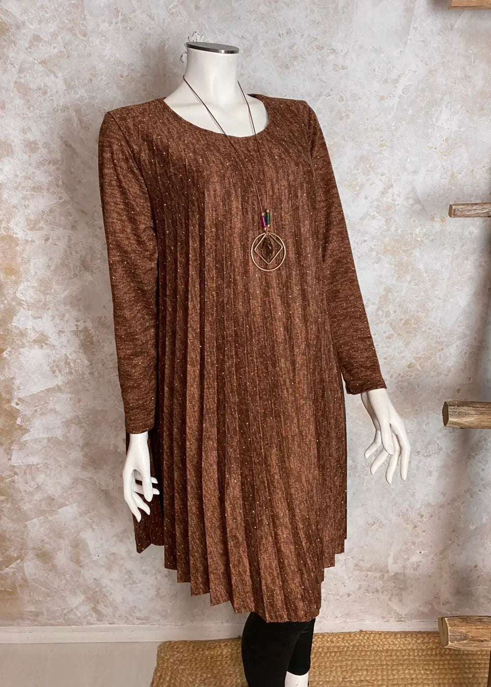 Naisten pliseerattu neulemekko, strassikoristeltu, A-linjainen, täysmittaiset hihat ja O-pääntie – tyylikäs juhla-asu korulla.