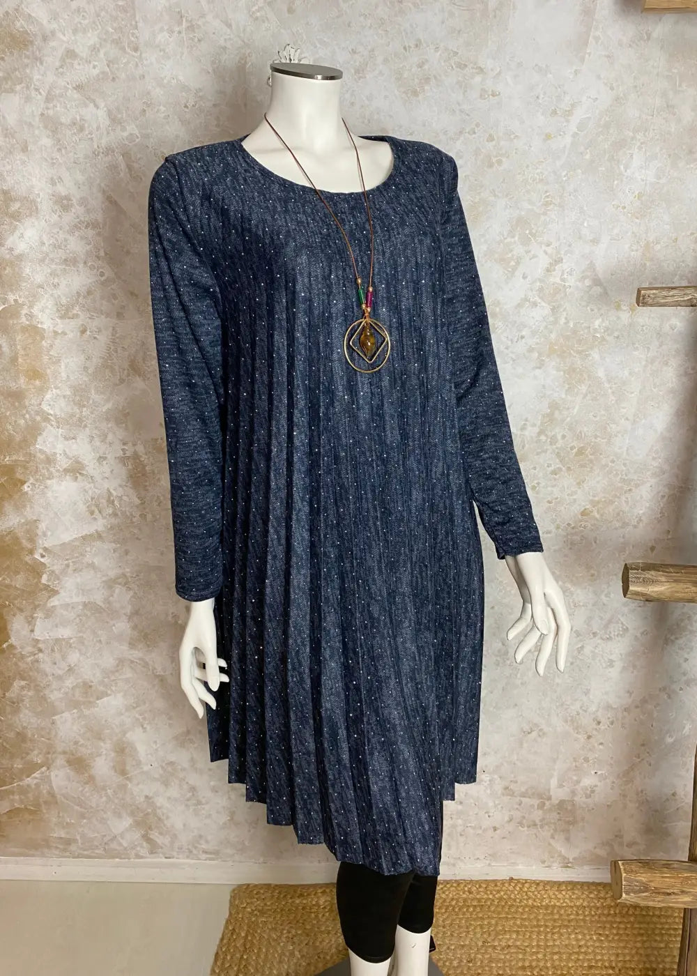 Naisten pliseerattu neulemekko, strassikoristeltu, A-linjainen, täysmittaiset hihat ja O-pääntie – tyylikäs juhla-asu korulla.