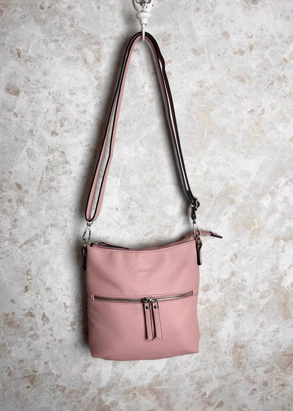 Tyylikäs olkalaukku laadukkaasta keinonahasta, säädettävällä hihnalla ja käytännöllisillä vetoketjutaskuilla.