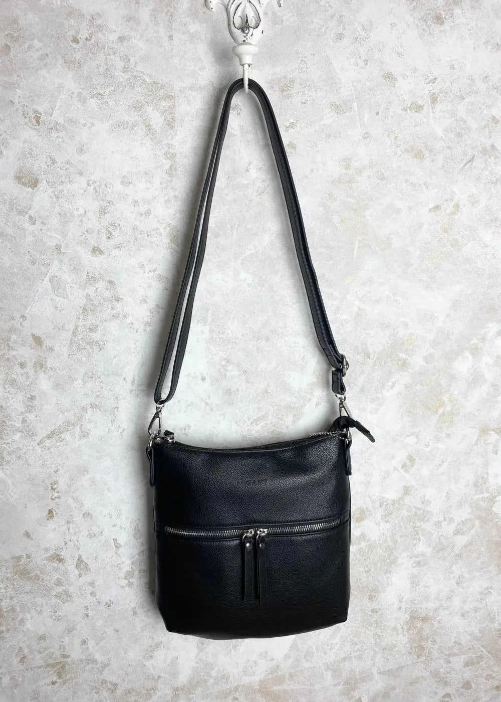 Tyylikäs olkalaukku laadukkaasta keinonahasta, säädettävällä hihnalla ja käytännöllisillä vetoketjutaskuilla.