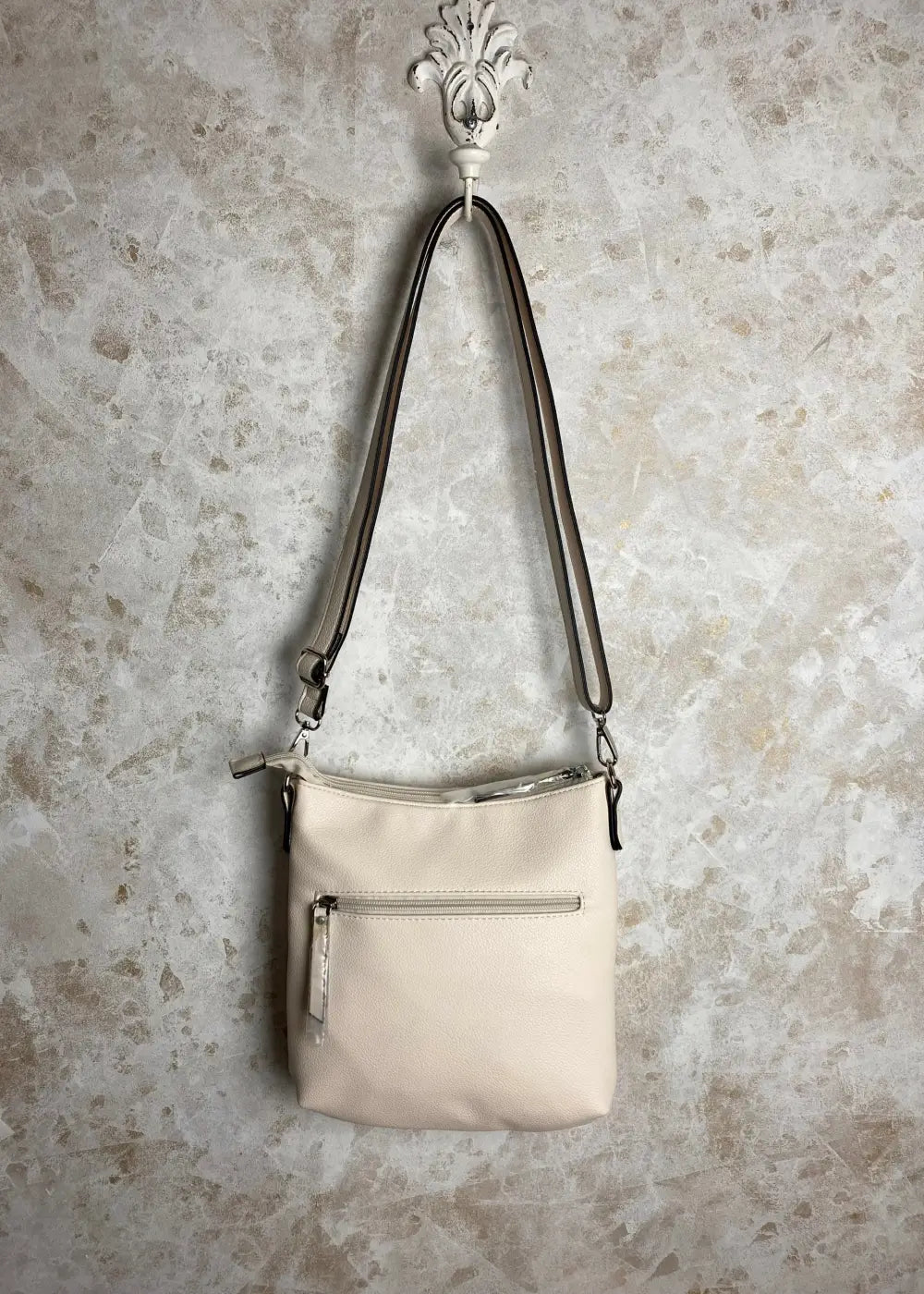 Tyylikäs olkalaukku laadukkaasta keinonahasta, säädettävällä hihnalla ja käytännöllisillä vetoketjutaskuilla.