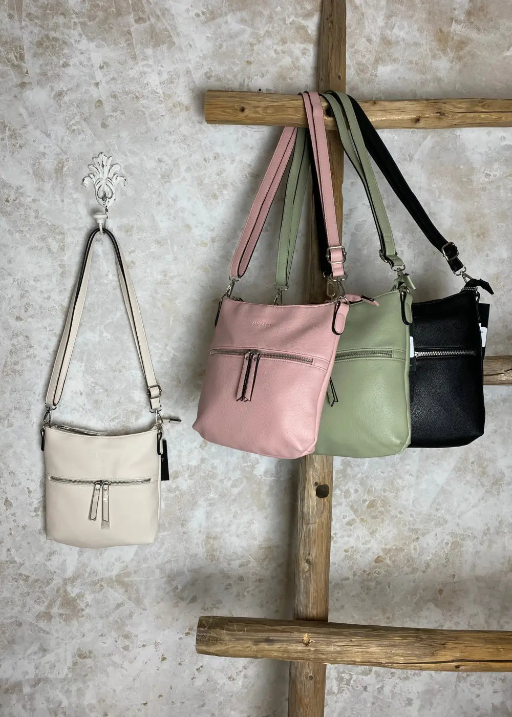 Tyylikäs olkalaukku laadukkaasta keinonahasta, säädettävällä hihnalla ja käytännöllisillä vetoketjutaskuilla.