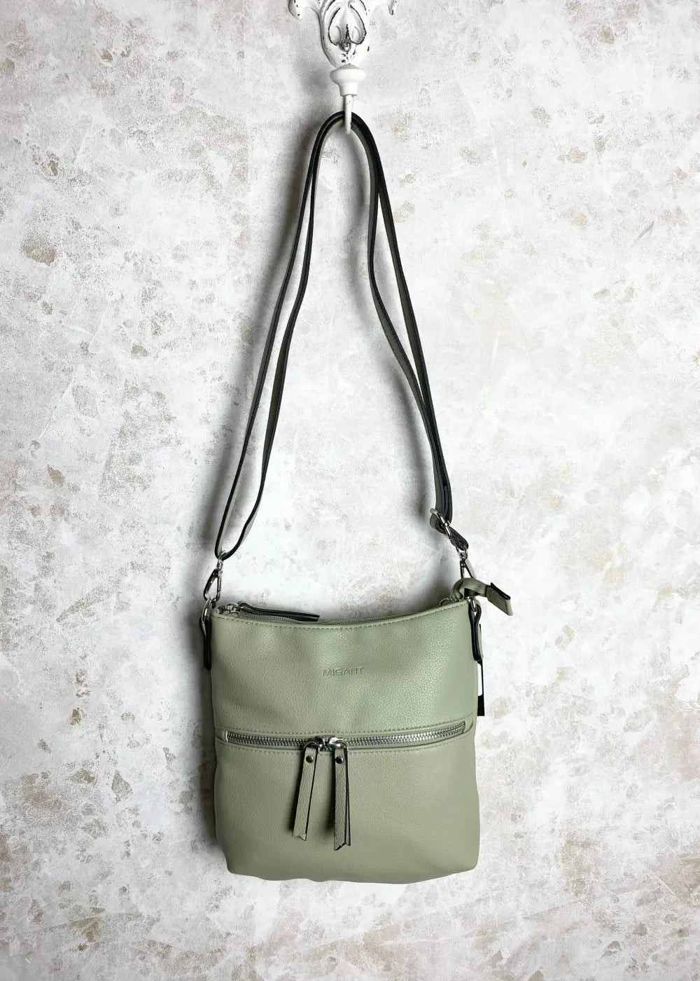 Tyylikäs olkalaukku laadukkaasta keinonahasta, säädettävällä hihnalla ja käytännöllisillä vetoketjutaskuilla.