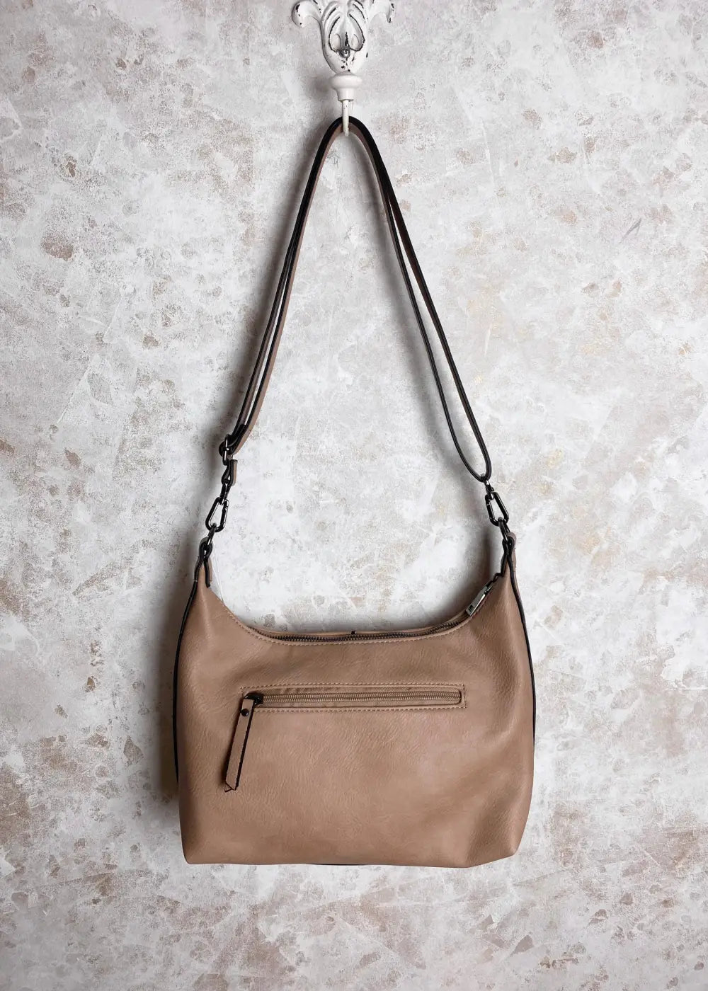 Tyylikäs ja käytännöllinen olkalaukku kestävää keinonahkaa, säädettävällä hihnalla ja useilla vetoketjutaskuilla.