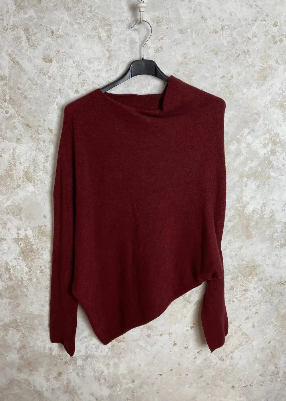 Moderni pehmeä neule Cashmere touch -materiaalista, vino pääntie ja helma, lepakkohihat, tyylikäs ja mukava arkeen.