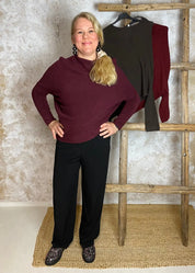 Moderni pehmeä neule Cashmere touch -materiaalista, vino pääntie ja helma, lepakkohihat, tyylikäs ja mukava arkeen.