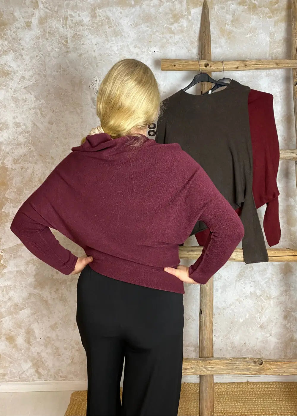 Moderni pehmeä neule Cashmere touch -materiaalista, vino pääntie ja helma, lepakkohihat, tyylikäs ja mukava arkeen.