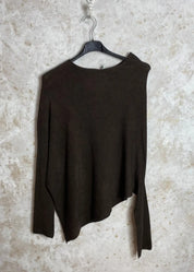 Moderni pehmeä neule Cashmere touch -materiaalista, vino pääntie ja helma, lepakkohihat, tyylikäs ja mukava arkeen.