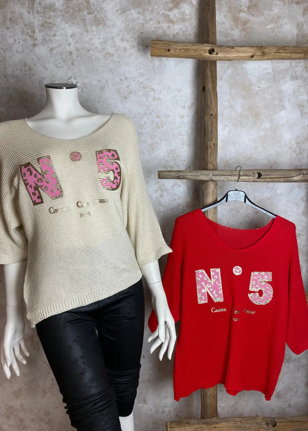 Ohut ja joustava neule, V-pääntie ja vaaleanpunainen/kultainen teksti. One size, sopii kokoihin 38–42.