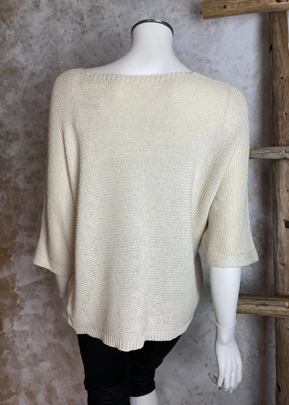 Ohut ja joustava neule, V-pääntie ja vaaleanpunainen/kultainen teksti. One size, sopii kokoihin 38–42.