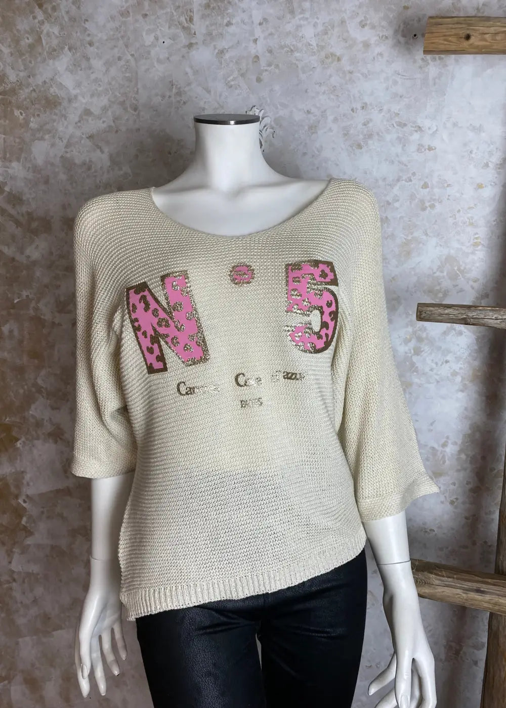 Ohut ja joustava neule, V-pääntie ja vaaleanpunainen/kultainen teksti. One size, sopii kokoihin 38–42.