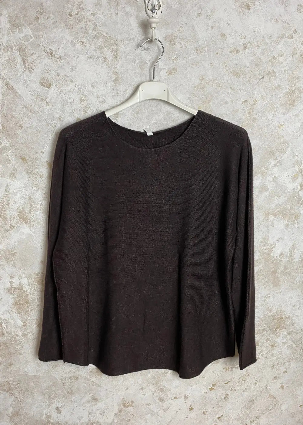 Superpehmeä Cashmere touch -neulepusero, jossa O-pääntie, pitkät hihat ja joustava, miellyttävä materiaali.
