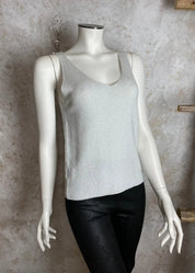 Säihkyvä hihaton neuletoppi naisille, kimaltava kuosi, suora malli ja syvä V-kaula-aukko – tyylikäs arkeen ja juhlaan.