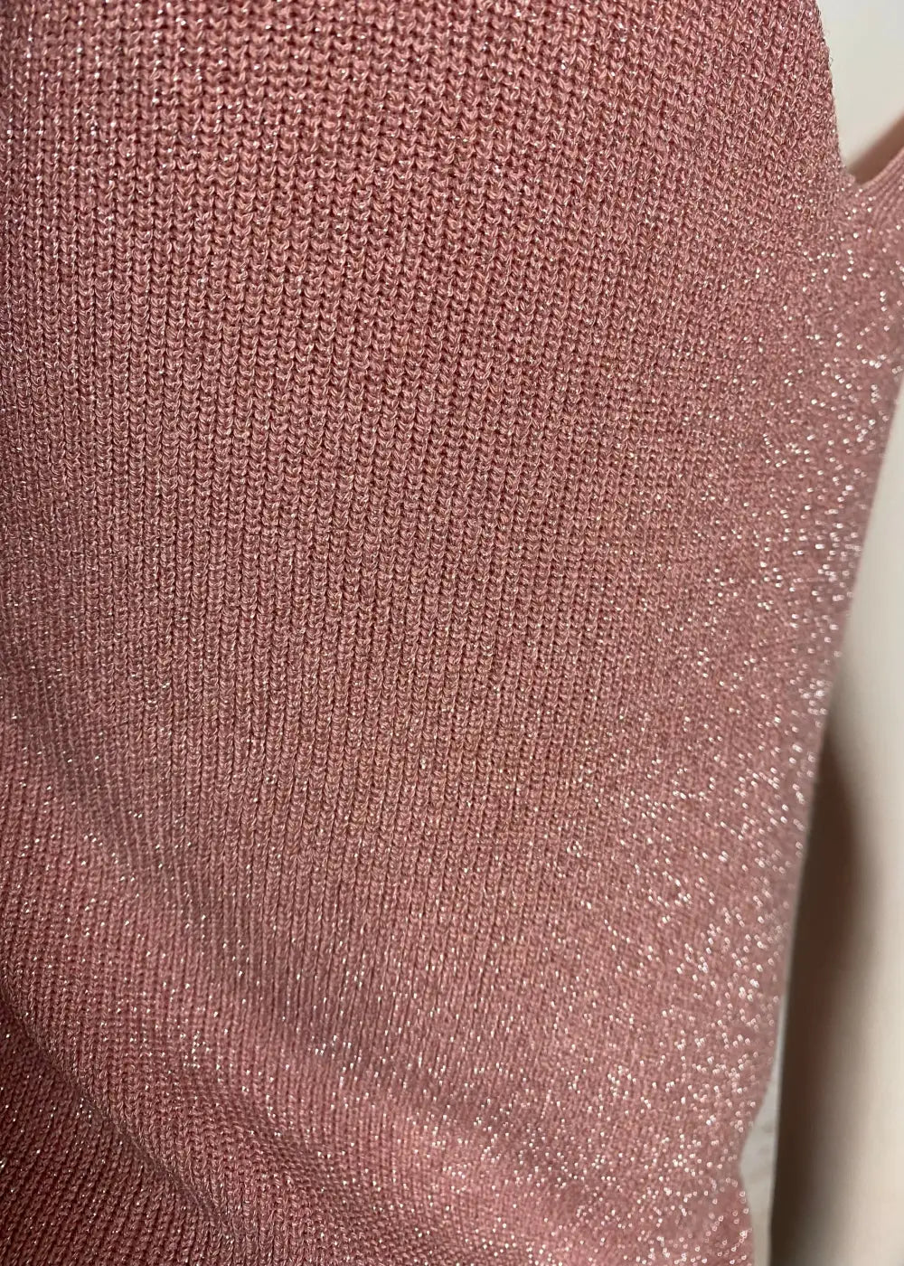 Säihkyvä hihaton neuletoppi naisille, kimaltava kuosi, suora malli ja syvä V-kaula-aukko – tyylikäs arkeen ja juhlaan.