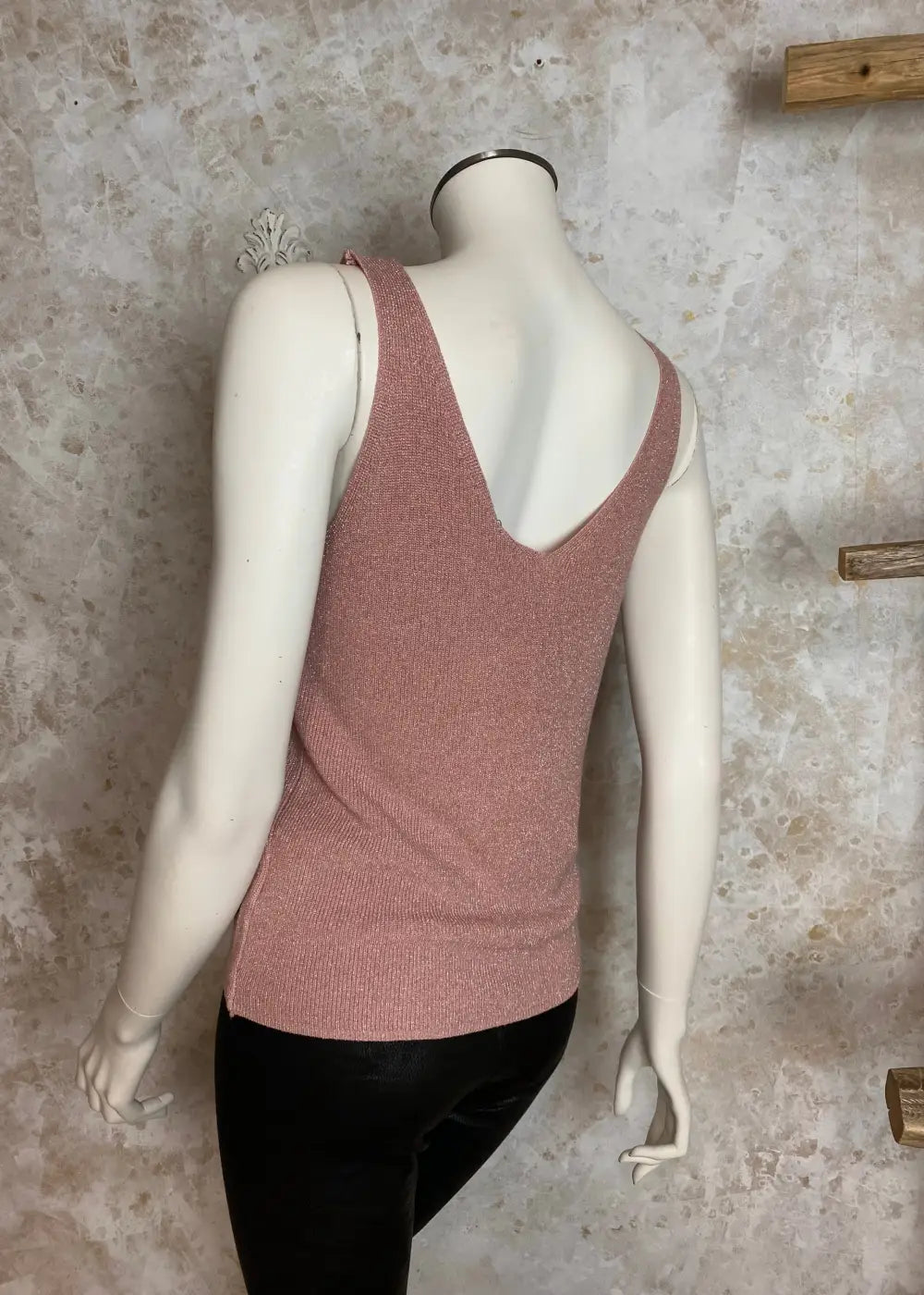 Säihkyvä hihaton neuletoppi naisille, kimaltava kuosi, suora malli ja syvä V-kaula-aukko – tyylikäs arkeen ja juhlaan.