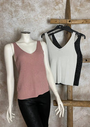 Säihkyvä hihaton neuletoppi naisille, kimaltava kuosi, suora malli ja syvä V-kaula-aukko – tyylikäs arkeen ja juhlaan.